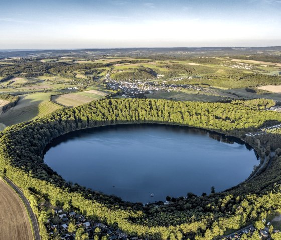 Blick auf das fast kreisrunde Pulvermaar, © Eifel Tourismus GmbH