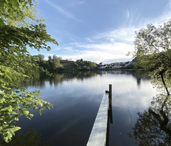 Ulmener Maar mit Blick auf die Burgruine, © Carina Wagner