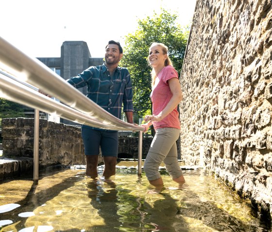 Erfrischende Pause im Kneipp-Becken, Blankenheim, © Eifel Tourismus GmbH, Dominik Ketz