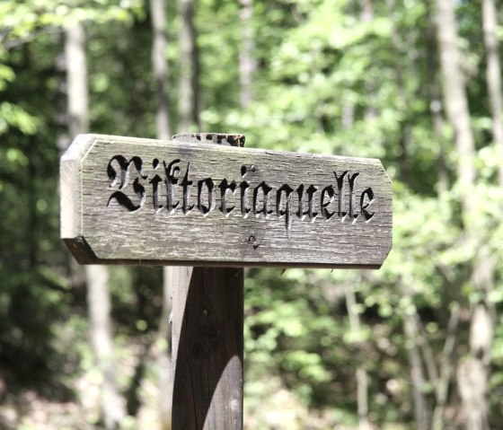 Meulenwaldroute: Schild zur Viktoriaquelle, © Moseleifel