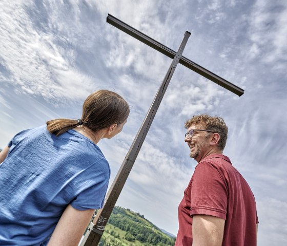 Gipfelkreuz am Schalkenmehrener Maar, © Rheinland-Pfalz Tourismus / Florian Trykowski