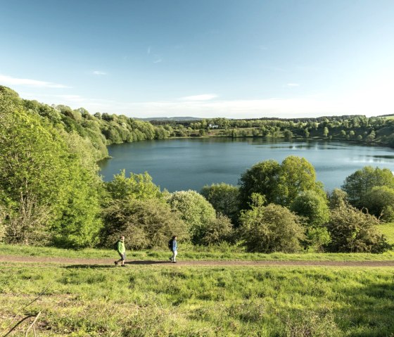 Der Eifelsteig am Weinfelder Maar, © Eifel Tourismus GmbH, D. Ketz