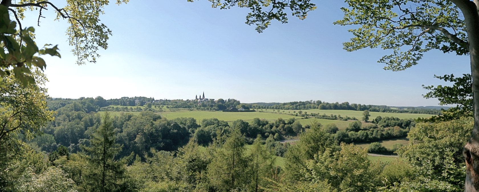 Der Eifel-Blick Königsberg bei Kall-Urft bietet einen tollen Blick auf das Kloster Steinfeld., © Naturpark Nordeifel