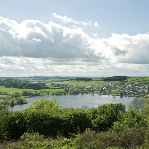 Das Schalkenmehrener Maar ist eins der 3 Dauner Maare, an denen man auf der Etappe 11 des Eifelsteigs von Daun nach Manderscheid vorbeikommt., © Rheinland-Pfalz Tourismus/D. Ketz