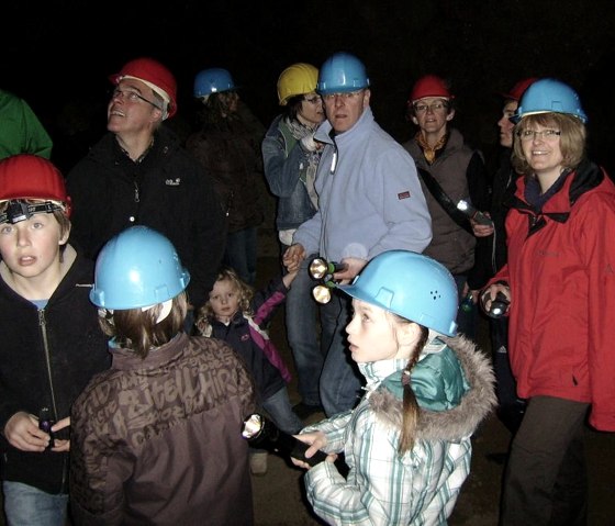 Gruppe in der Eishöhle, © Touristik GmbH Gerolsteiner Land