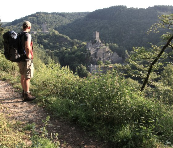 Blick auf Manderscheider Burgen am Eifelsteig, © Björn Nehrhoff