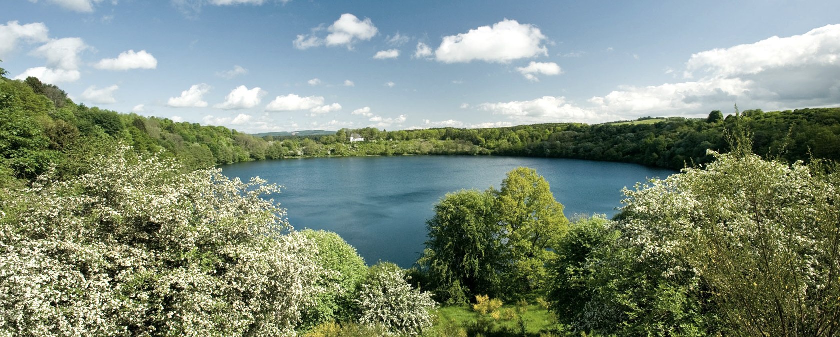 Weinfelder Maar Frühling Panorama, © Rheinland-Pfalz Tourismus GmbH / D. Ketz