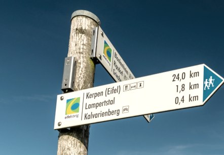 Die Beschilderung ist einheitlich mit blauen Spitzen versehen, © Eifel Tourismus, D. Ketz