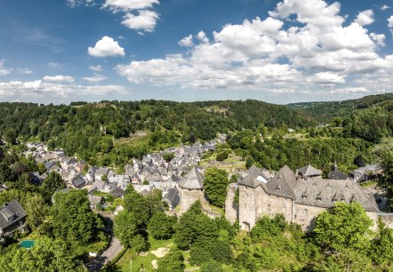 Blick auf Monschau mit Burg, © Eifel Tourismus GmbH, Dominik Ketz