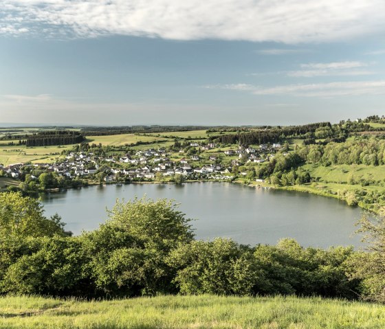 Blick vom Maarkreuz aufs Schalkenmehrener Maar, © Eifel Tourismus GmbH, D. Ketz