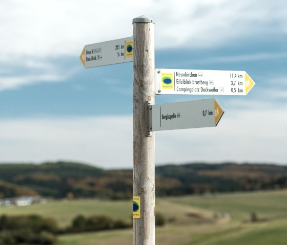 Die Schilder der Partnerwege haben eine gelbe Spitze, © Eifel Tourismus/D. Ketz
