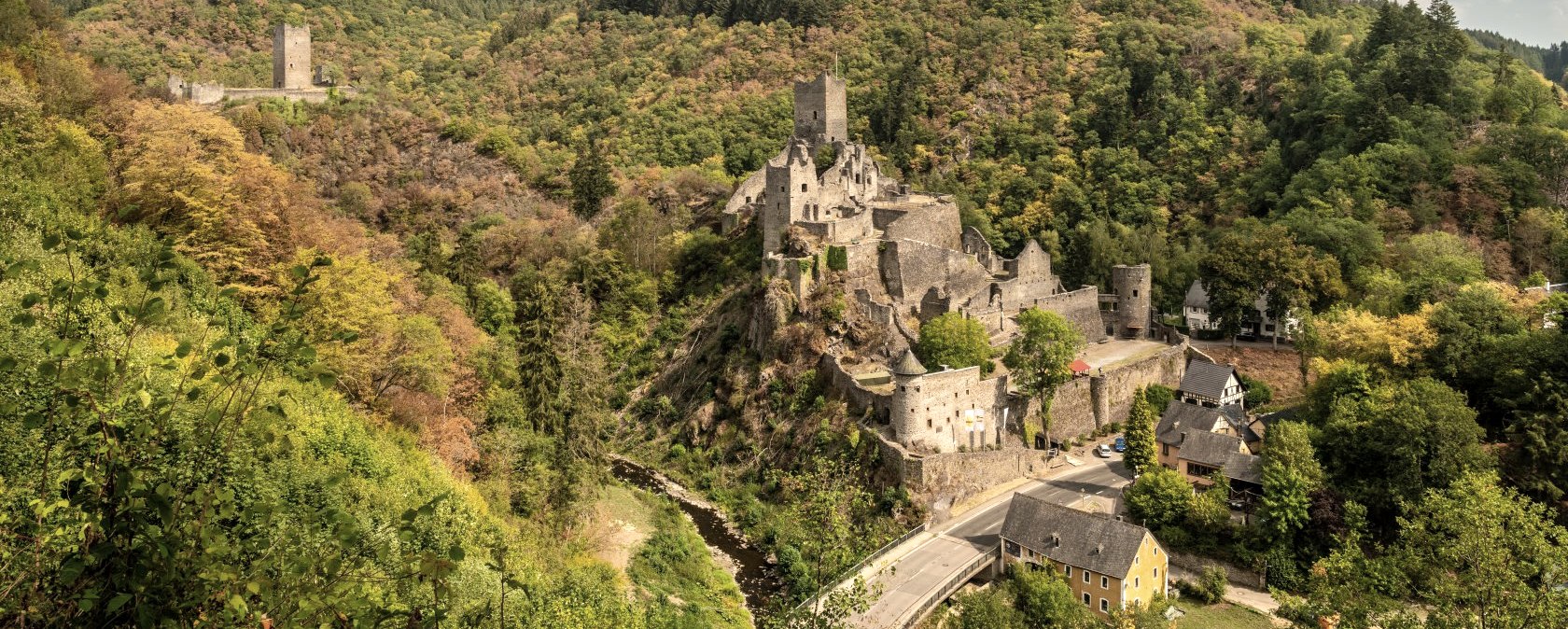 Manderscheider Burgen im Herbst, © Rheinland-Pfalz Tourismus GmbH, D. Ketz für Merian