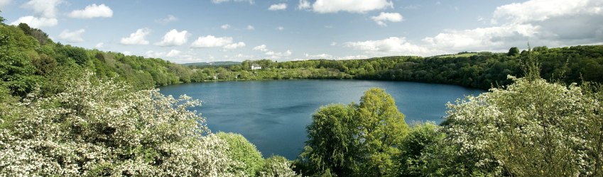 Weinfelder Maar Frühling Panorama, © Rheinland-Pfalz Tourismus GmbH / D. Ketz