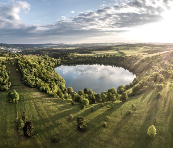 Sonnenaufgang am Weinfelder Maar, © Eifel Tourismus GmbH, D. Ketz