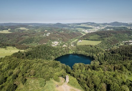 Blick auf das Gemündener Maar und Dronketurm, © Eifel Tourismus GmbH, D. Ketz